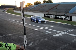 Súper TC2000. Festejó Llaver y se esforzó Canapino, pero los focos son de Rossi