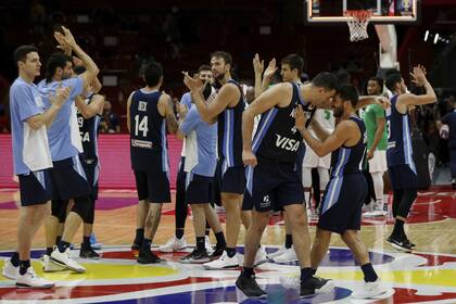 El festejo de los argentinos por la victoria sobre Nigeria (94-81) en la segunda fecha.