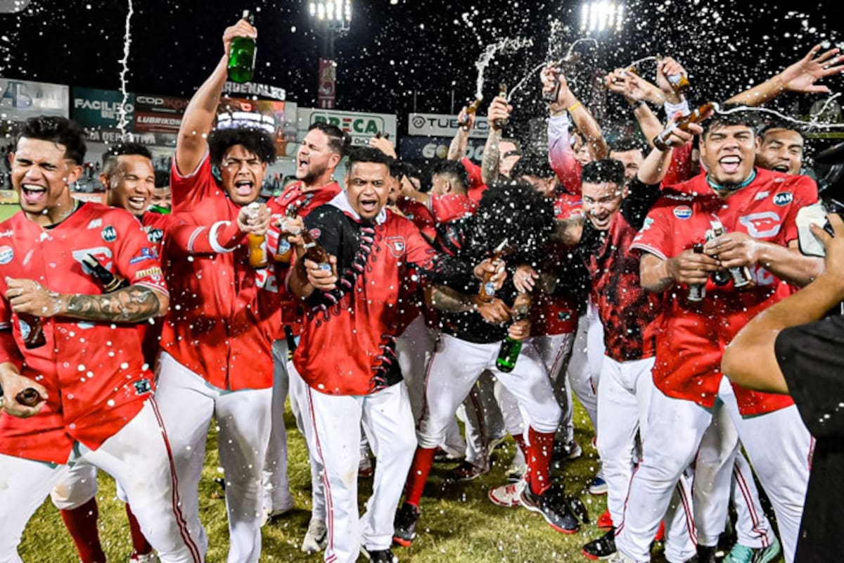 El festejo de los Cardenales de Lara luego de conseguir la clasificación a la Gran Final de la LVBP