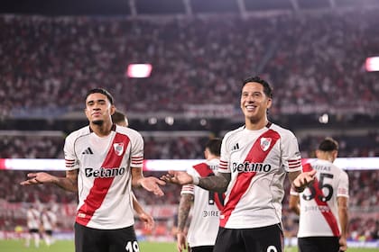 El festejo de los cómplices del gol: Kendry Páez armó la jugada y Sebastián Driussi la coronó con su definición para el 1-0 de River