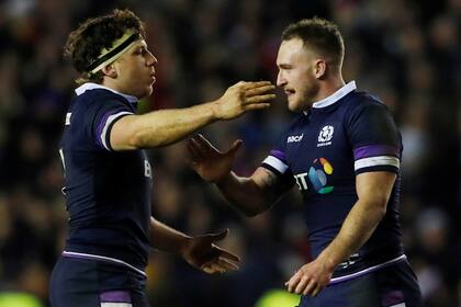 El festejo de los escoceses Stuart McInally y David Denton tras la victoria ante Inglaterra