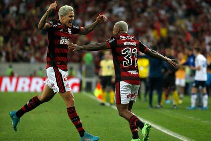 El festejo de los goleadores de la noche en el Maracaná: Pedro y Marinho; Flamengo derrotó 2-1 a Vélez y se clasificó por cuarta vez en la historia a la final de la Copa Libertadores