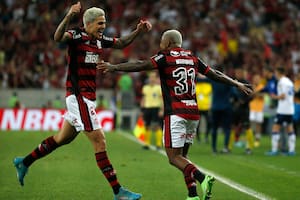 El festejo de los goleadores de la noche en el Maracaná: Pedro y Marinho; Flamengo derrotó 2-1 a Vélez y se clasificó por cuarta vez en la historia a la final de la Copa Libertadores