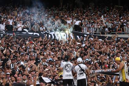 El festejo de los hinchas de Botafogo, flamante campeón de la Copa Libertadores tras vencer a Atlético Mineiro por 3-1 en el Monumental