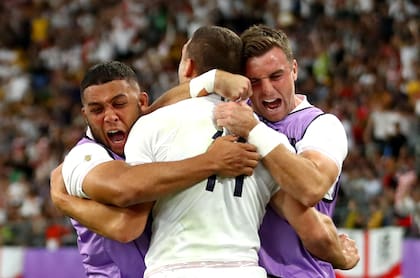 Tras el try del wing Jonny May (11), el festejo de los ingleses, avasallantes