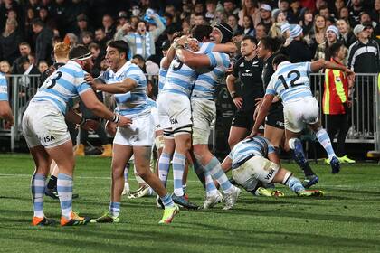 El festejo de los jugadores argentinos luego del histórico triunfo ante All Blacks en Nueva Zelanda