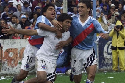 El festejo de los jugadores de Arsenal que lograrían el primer ascenso del club a la máxima categoría del fútbol argentino, en mayo de 2002.