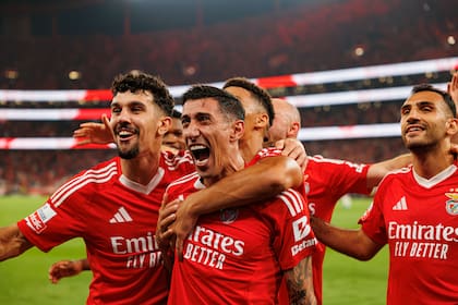El festejo de los jugadores de Benfica, con Di María como en el centro, tras una obra de arte por la Copa de Portugal