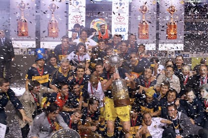 El festejo de los jugadores de Boca con Miguel Russo en Brasil, tras ganarle la final de la Libertadores 2007 a Gremio