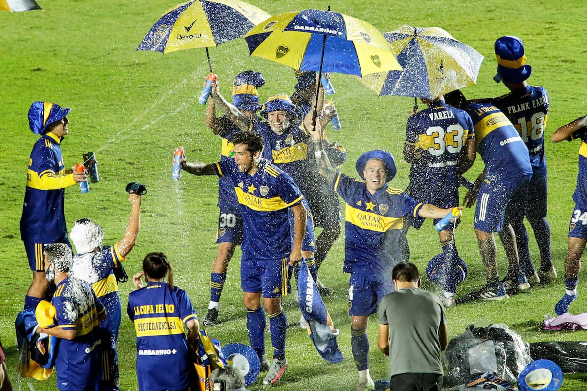 El festejo de los jugadores de Boca luego de vencer a Banfield en la final de la Copa Diego Maradona.