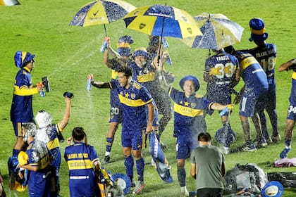 El festejo de los jugadores de Boca luego de vencer a Banfield en la final de la Copa Diego Maradona.