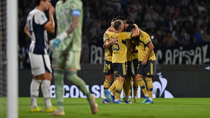 El festejo de los jugadores de Boca tras el gol de Adam Bareiro