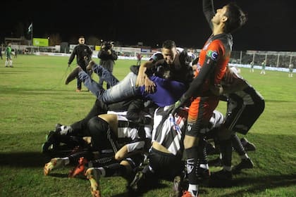 El festejo de los jugadores de Central Córdoba luego de ascender a la Superliga