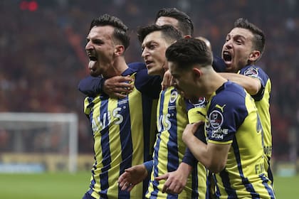 El festejo de los jugadores de Fenerbahce, por el agónico triunfo sobre el Galatasaray en el clásico de Estambul
