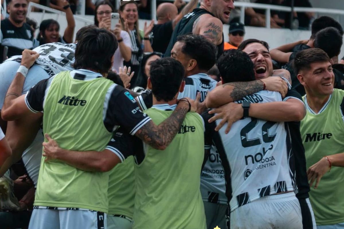 El festejo de los jugadores de Gimnasia y Esgrima luego de la gran victoria ante Vélez