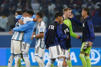 El festejo de los jugadores de la selección argentina, tras el triunfo por 2 a 1 ante Uzbekistán, en el debut en el Mundial Sub 20.