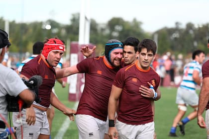 El festejo de los jugadores de Newman tras vencer al SIC por 36-30 en la fecha 1 del Top 13 de la URBA.
