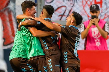 El festejo de los jugadores de Platense; el Calamar venció a Huracán por penales en San Juan y se clasificó para las semifinales de la Copa de la Liga Profesional.