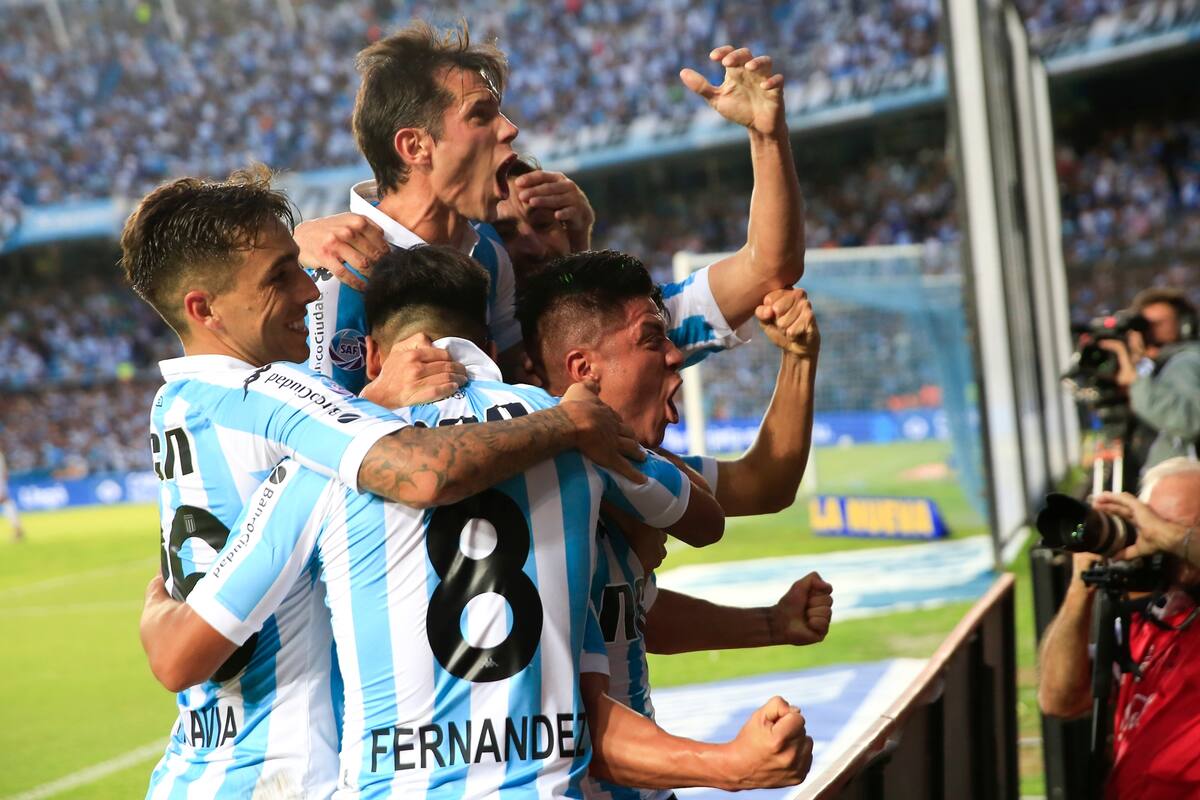 El festejo de los jugadores de Racing, tras el gol de Jonatan Cristaldo a Huracán, el ultimo domingo