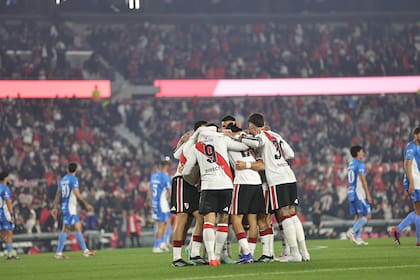 El festejo de los jugadores de River tras el 1-0 de Acuña ante Estudiantes de Río Cuarto