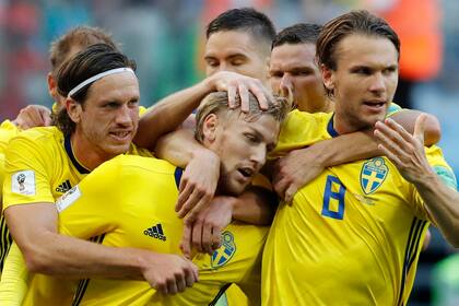 El festejo de los suecos y la felicitación a Forsberg, el autor del gol