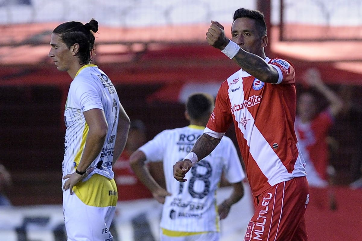 El festejo de Lucas Barrios