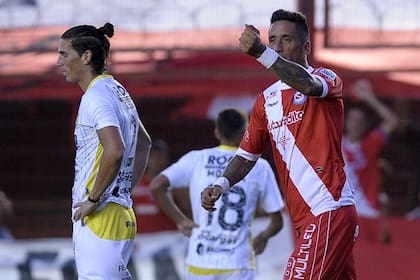 El festejo de Lucas Barrios