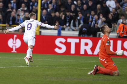 El festejo de Lucas Beltrán tras anotar el gol que clasificó a Fiorentina a la final de la Conference League