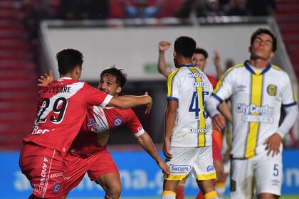 El festejo de Mac Allister con Di Cesare (29); Argentinos le ganó a Rosario Central por 2-1 en La Paternal
