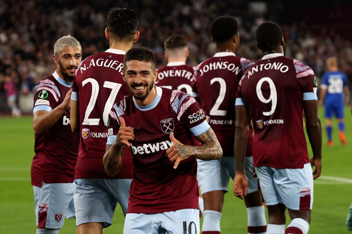 El festejo de Manuel Lanzini después de darle a West Ham el gol de la victoria contra Silkeborg, de penal