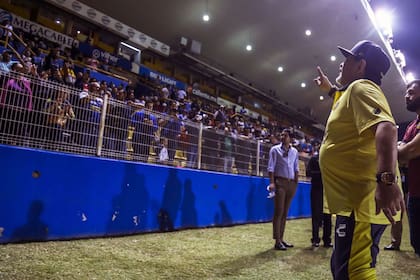 El festejo de Maradona tras ganar el partido de ida en las semifinales del ascenso mexicano; luego, tiró su bronca contra Scaloni