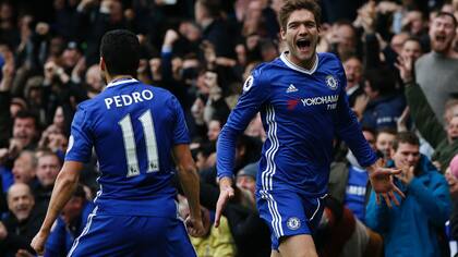 El festejo de Marcos Alonso, quien abrió el marcador