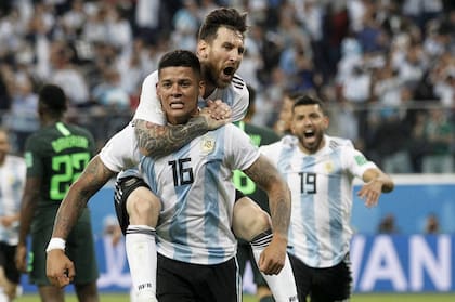 Momento inolvidable: gol decisivo de Marcos Rojo frente a Nigeria en Rusia 2018, con Messi colgado de su espalda
