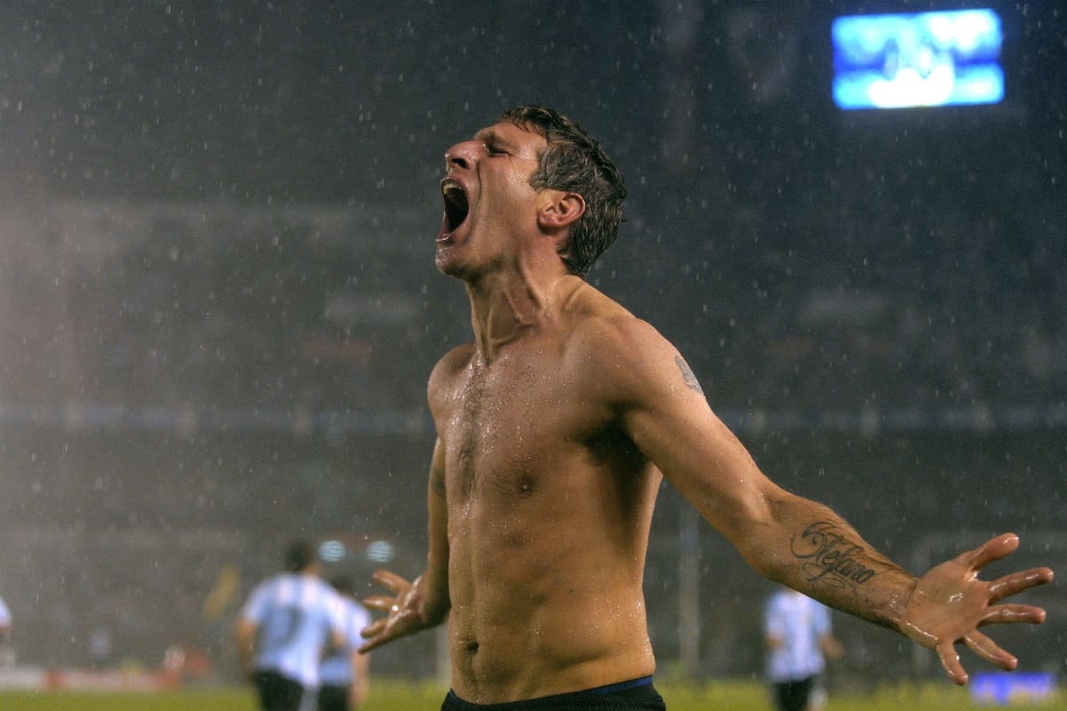 El festejo de Martín Palermo ante Perú, en la clasificación al Mundial de Sudáfrica 2010 bajo la lluvia, en el Monumental