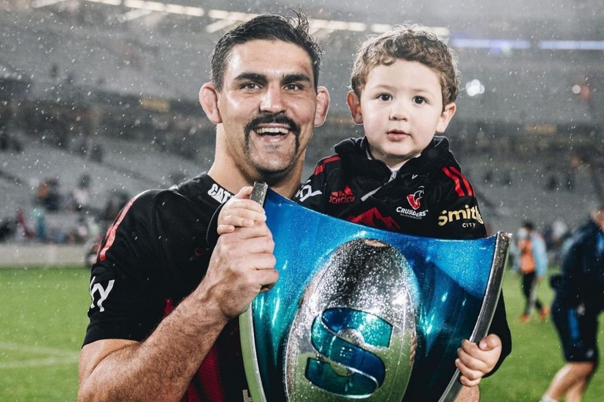 El festejo de Matera, campeón con Crusaders, con su hijo, Dartagnan