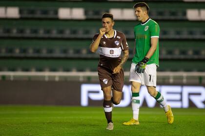 El festejo de Matías Tissera tras su gol para Platense, que significó el 2-1 parcial del Calamar ante Banfield.