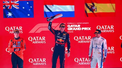 El festejo de Max Verstappen que se quedó con el Gran Premio de Qatar y le suspenso a la definición del campeonato de pilotos; Piastri fue 2° y Sainz, 3°