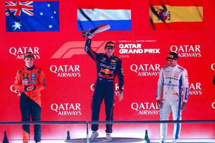 El festejo de Max Verstappen que se quedó con el Gran Premio de Qatar y le suspenso a la definición del campeonato de pilotos; Piastri fue 2° y Sainz, 3°