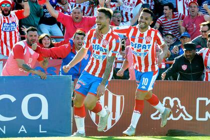 El festejo de Mazzola, autor del 1-0 del Tatengue