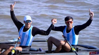El festejo de Menin y Enríquez tras cruzar la meta en la Laguna Setúbal (ESPN.com)