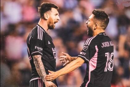 El festejo de Messi con Jordi Alba para el triunfo ante Kansas