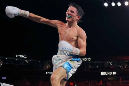 El festejo de Mirco Cuello tras su triunfo sobre Christian Olivo, en febrero pasado; el argentino peleará en Libia el viernes próximo