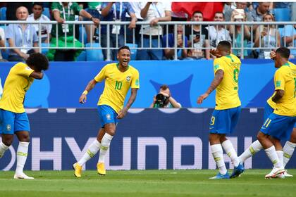 El festejo de Neymar es el de todo Brasil; el crack fue determinante una vez más
