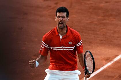 El festejo de Novak Djokovic luego de vencer a Stefanos Tsitsipas en la final de Roland Garros 2021.