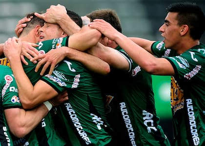El festejo de Nueva Chicago, que sueña con seguir en Primera
