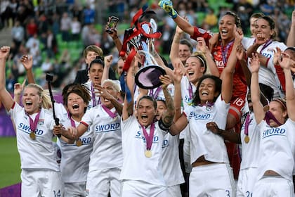 El festejo de Olympique de Lyon, con Jaimes en el plantel campeón