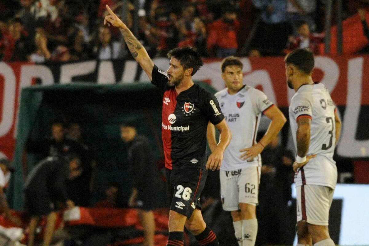 El festejo de Pablo Pérez: fue su primer gol desde que regreso a Newells