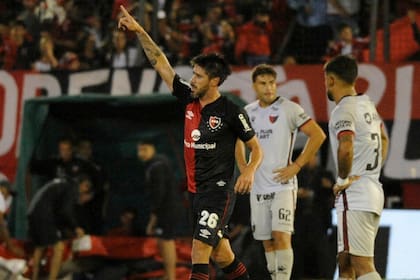El festejo de Pablo Pérez: fue su primer gol desde que regreso a Newells