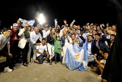 El festejo de parte del equipo y allegados a El Kodigo, con las banderas argentinas; el caballo, el jockey y sus principales propietarios quedaron en medio del festejo