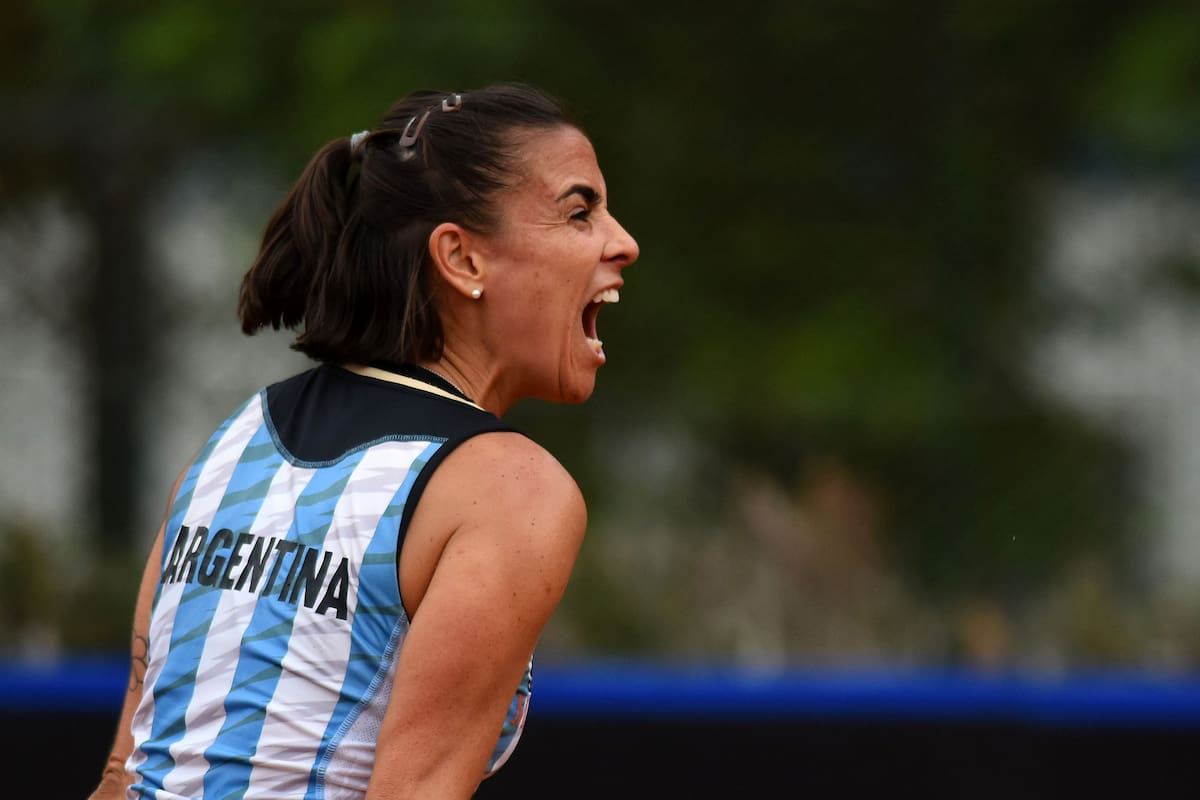 El festejo de Paula Ormaechea, tras sellar su triunfo sobre Laura Pigossi en el Club Tucumán Lawn Tennis; Argentina y Brasil están 1-1.